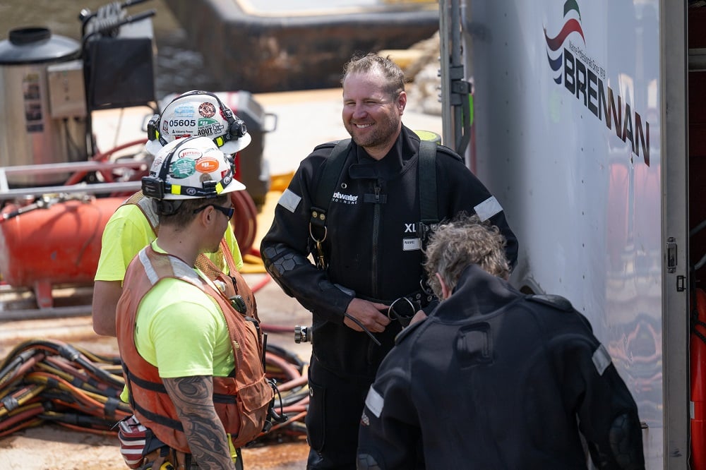 01_Brennan ADCI certified union divers installing an invasive species deterrent system at Lock 19