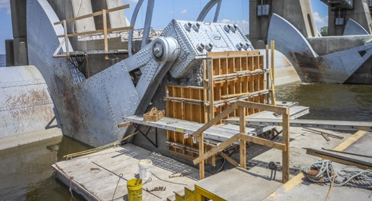 concrete repairs, dam construction, dam repairs, cofferdams, gate repairs, embedded metals, roller gate repairs, mississippi river construction