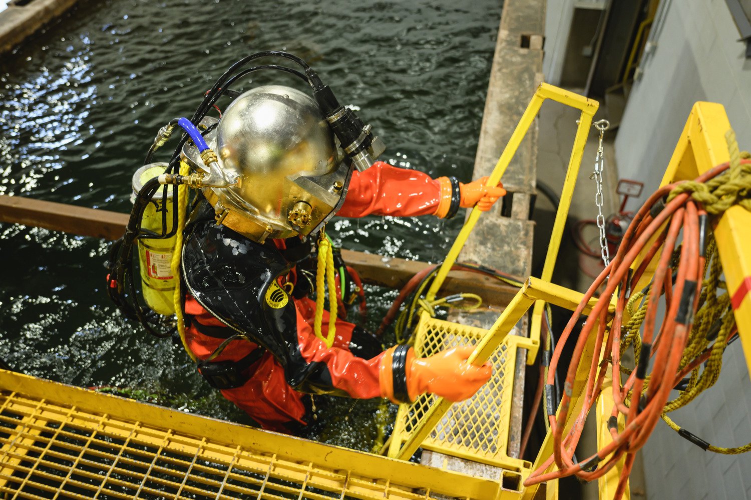 La_Crosse_HQ_Dive_Tank_N6_medium