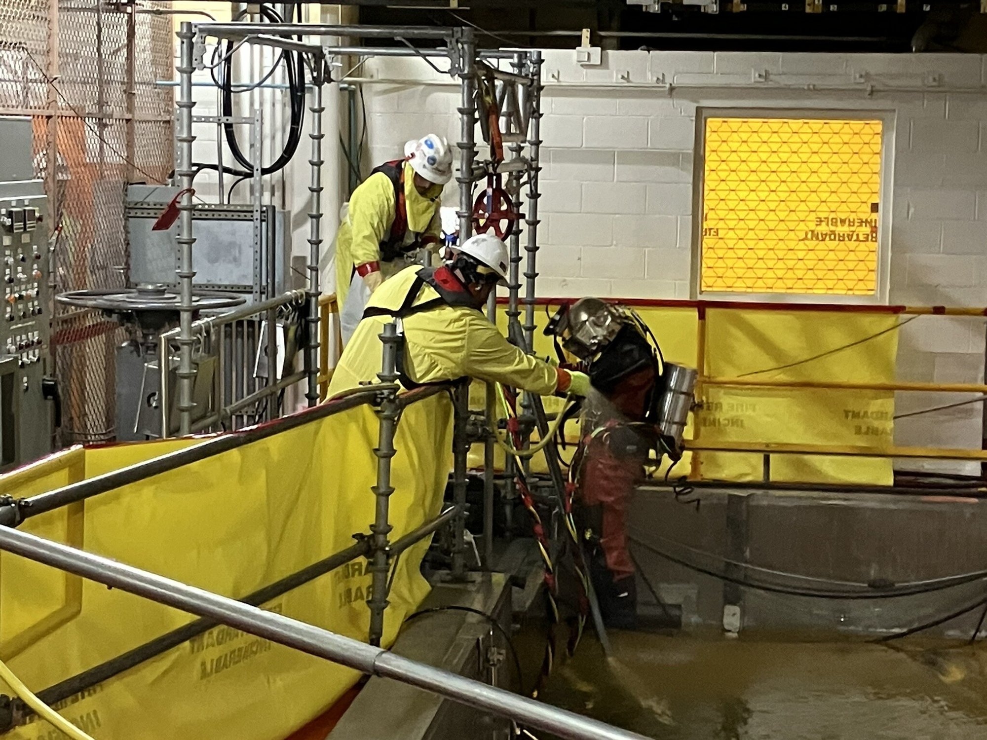 Nuclear diving 101 inspections_demineralized water spray enering the water