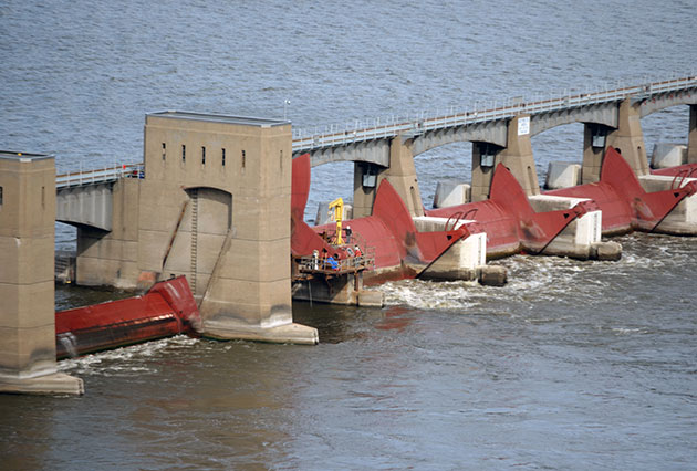 dam construction, tainter gate replacement, tainter gate repairs, trunnion pin replacement, lock and dams, mississippi river lock and dam, lock and dam repairs