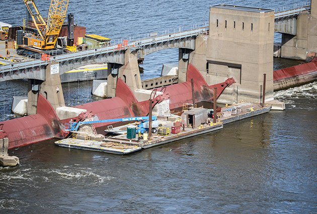 dam construction, tainter gate replacement, tainter gate repairs, trunnion pin replacement, lock and dams, mississippi river lock and dam, lock and dam repairs