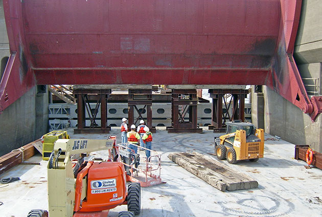 dam construction, tainter gate replacement, tainter gate repairs, trunnion pin replacement, lock and dams, mississippi river lock and dam, lock and dam repairs