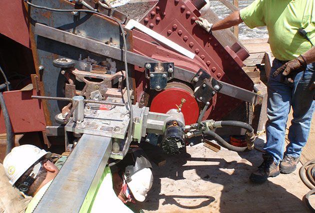 dam construction, tainter gate replacement, tainter gate repairs, trunnion pin replacement, lock and dams, mississippi river lock and dam, lock and dam repairs