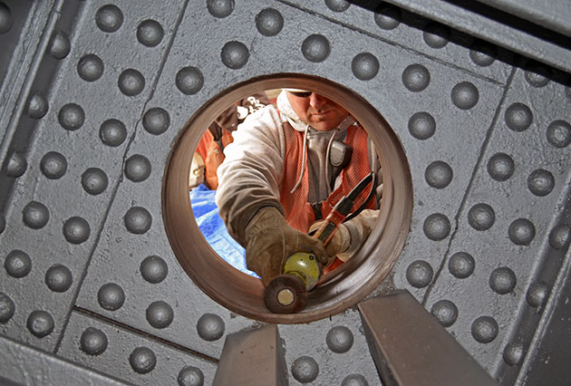 dam construction, tainter gate replacement, tainter gate repairs, trunnion pin replacement, lock and dams, mississippi river lock and dam, lock and dam repairs