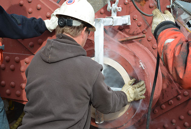 dam construction, tainter gate replacement, tainter gate repairs, trunnion pin replacement, lock and dams, mississippi river lock and dam, lock and dam repairs