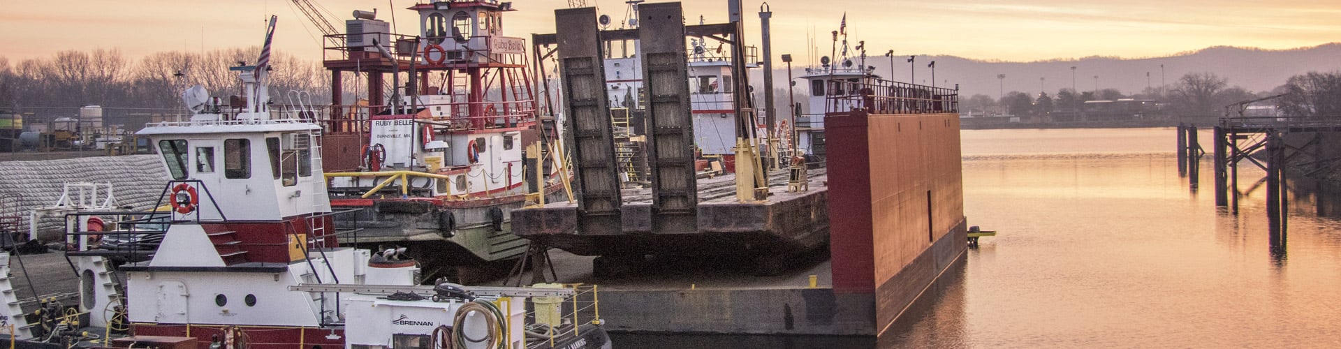 dry dock vessel repairs, inland river services, harbor management services, vessel repairs, dry dock services, upper mississippi river dry dock, barge repairs, towboat repairs, steamboat repairs