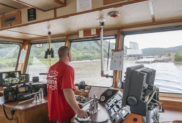 switching and fleeting, fleeting, harbor management, tow boat services, Upper MIssissippi river towboat, fleeting, barge transportation